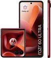 Motorola Razr 60 Ultra in Rio Rood. Een opengeklapte telefoon, een gevouwen telefoon en een zijaanzicht.