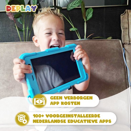 Jongetje met blonde haren lacht, houdt blauwe tablet vast met beide handen