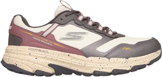 Profil latéral d'une chaussure de trail Skechers de couleur naturelle avec des détails gris, bordeaux et beiges.