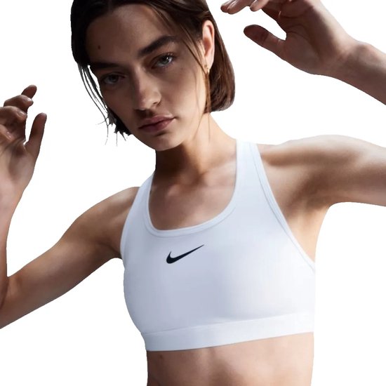 Model draagt witte Nike sportbeha met zwarte Swoosh.