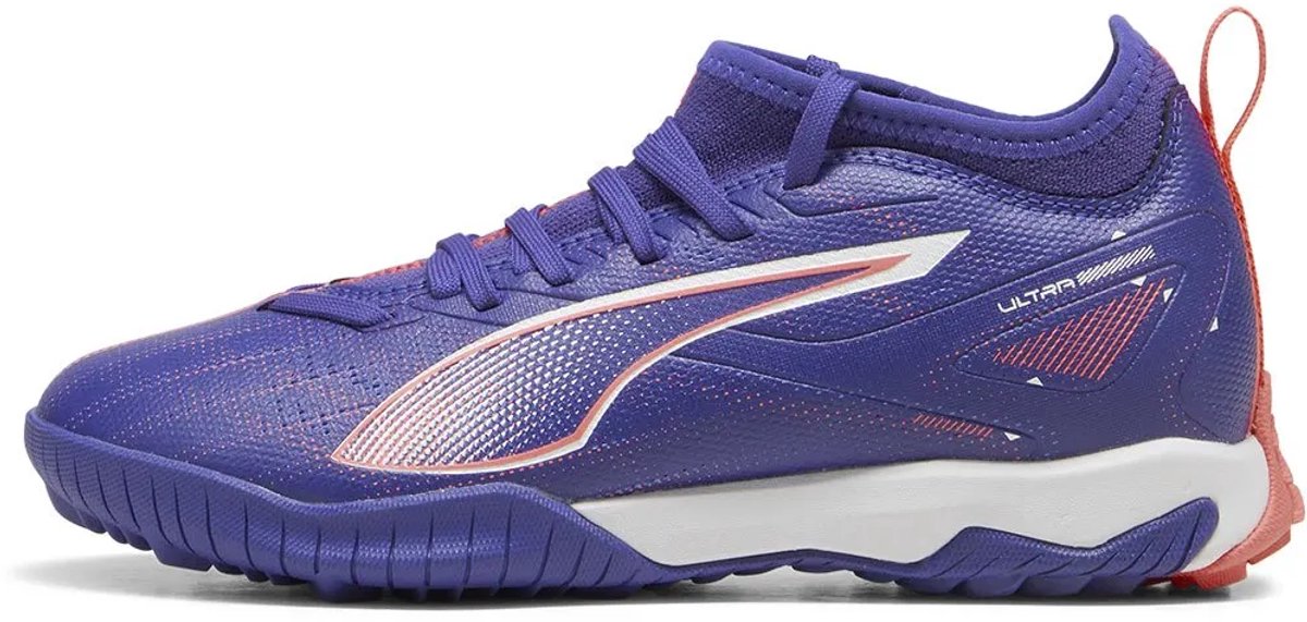 Puma Ultra 5 Match TT Mid Jr. voetbalschoenen in paars, EU 38, met lichtgewicht ondersteuning en lage buitenzool.