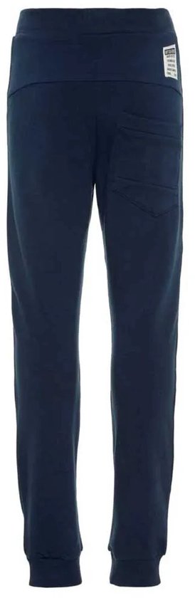 Achterkant van een donkerblauwe joggingbroek met een achterzak en een label.