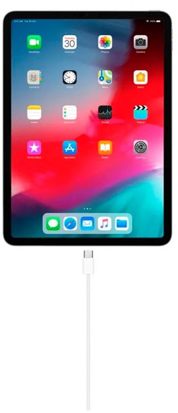 Apple iPad Pro met een witte USB-C kabel aangesloten.