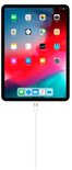 Apple iPad Pro met een witte USB-C kabel aangesloten.
