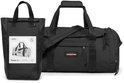 Zwarte Eastpak Reader S+ reistas met een bijpassende draagtas.