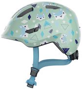 Lichtgroene fietshelm met speels winter/dierenmotief. Zij-aanzicht.