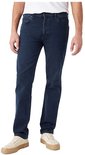 Man die een donkerblauwe Wrangler-spijkerbroek met rechte pijpen draagt, van voren gezien.
