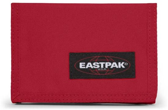 Gesloten rode Eastpak portemonnee met zwart Eastpak logo aan de voorzijde.