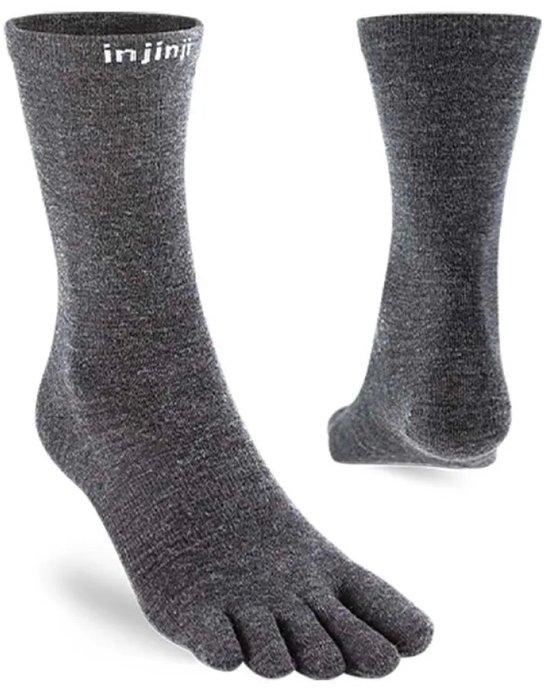 Chaussettes doigts de pied grises foncées Injinji avec logo blanc sur le bord.