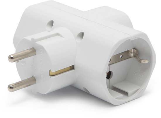 Witte T-vormige stekkerverdeler met twee metalen pinnen en één geaard stopcontact.