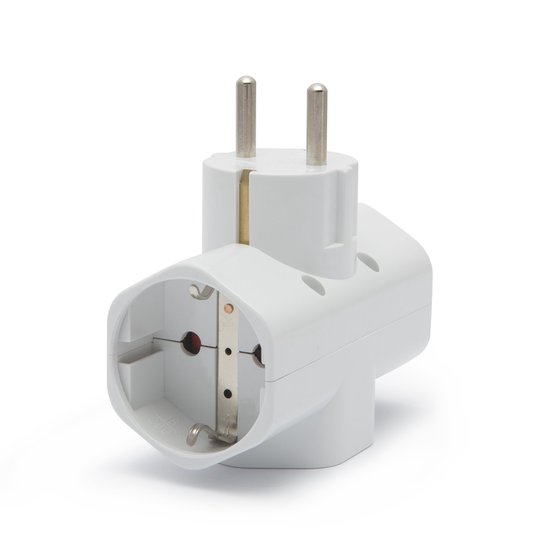 Witte T-vormige stekkerverdeler met twee metalen pinnen en één geaard stopcontact.