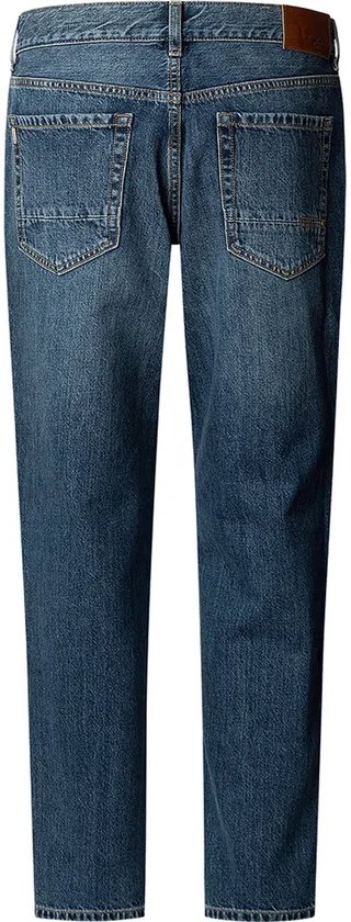 Achterkant van een taps toelopende spijkerbroek in middelblauwe denim met licht waseffect.