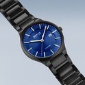 Zwart titanium herenhorloge met blauwe wijzerplaat, datumvenster en zilverkleurige indexen, zwevend.