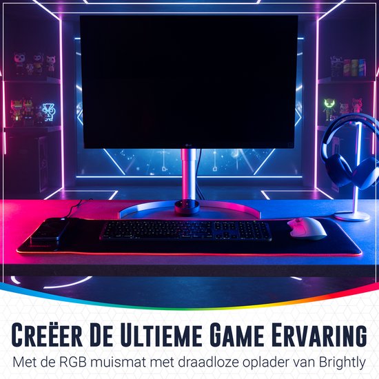 Een game-opstelling met een monitor, toetsenbord, muis en de Brightly XXL RGB muismat met draadloze oplader op een bureau.