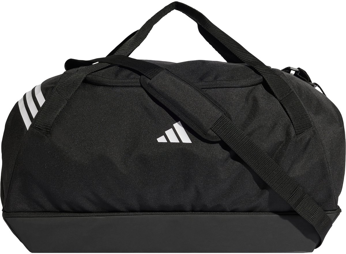 Zwarte adidas Tiro duffeltas met schouderband en bodemvak, ideaal voor sport en weekenduitjes.