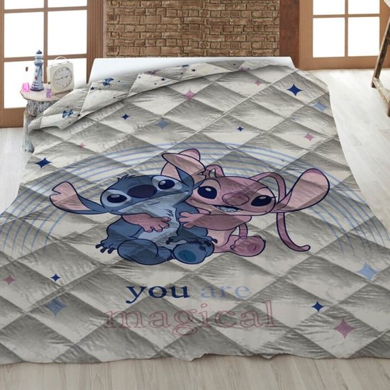 Couette avec Stitch et Angel se serrant dans les bras sur un motif à losanges gris, avec le texte "you are magical".