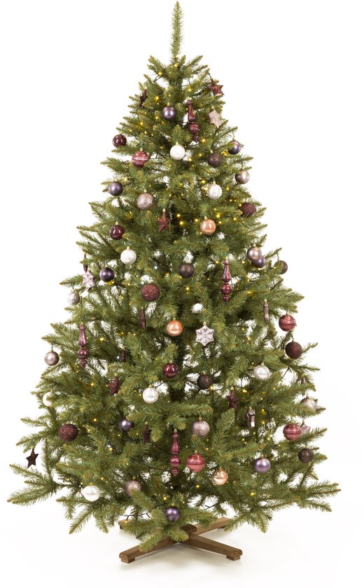 Versierde kerstboom met ballen en lichtjes op een witte achtergrond.