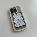 Achterkant van een smartphonehoesje met een witte 3M-kleefstrip voor de zuignap-sticker.