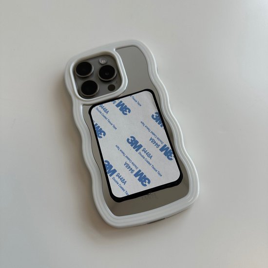 Achterkant van een smartphonehoesje met een witte 3M-kleefstrip voor de zuignap-sticker.