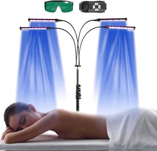 Vrouw ligt op een behandeltafel onder blauwe tanninglampen. Inclusief bril en afstandsbediening.
