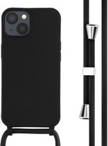 Een zwart iPhone 13 hoesje van siliconen met een verstelbaar zwart koord met metalen details.