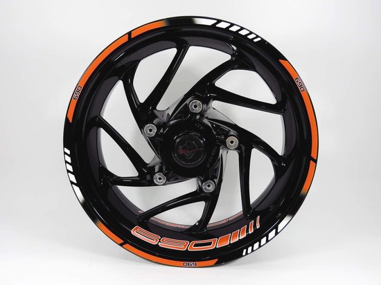 Jante noire avec rayures et logos 690 orange et blancs.