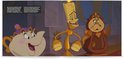 Personages uit Beauty and the Beast: Mrs. Potts, Lumière en Cogsworth op een interieur scène.
