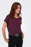 Model draagt bordeauxrood gemêleerd t-shirt, zwarte jeans en zwarte riem.