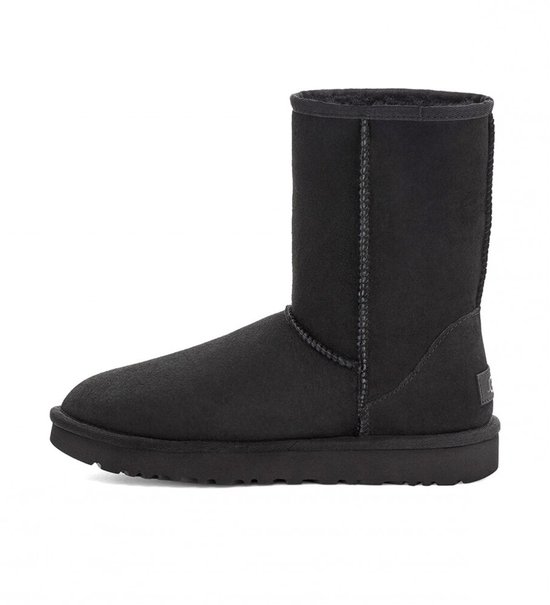 Zwarte UGG Classic Short II laars, schoenmaat 38, van suède met een rubberen zool en witte stiksels.