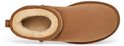 Bovenkant van een bruine UGG enkellaars met beige schapenvacht voering.