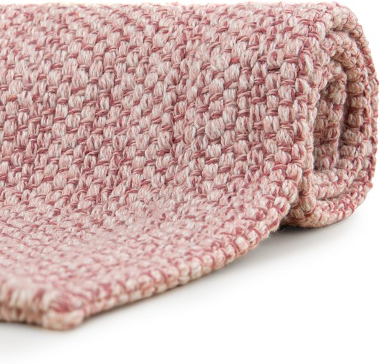 Gerolde badmat in roze en wit met een geweven textuur.