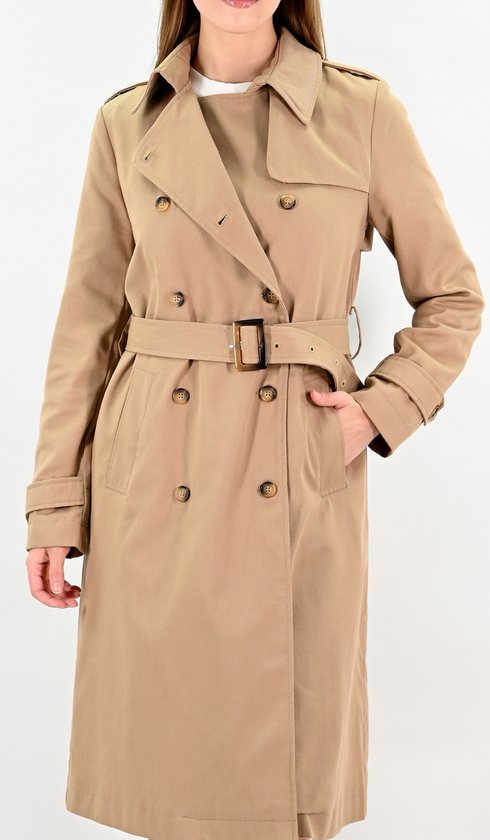 Model in camelkleurige lange trenchcoat met ceintuur en knopen.