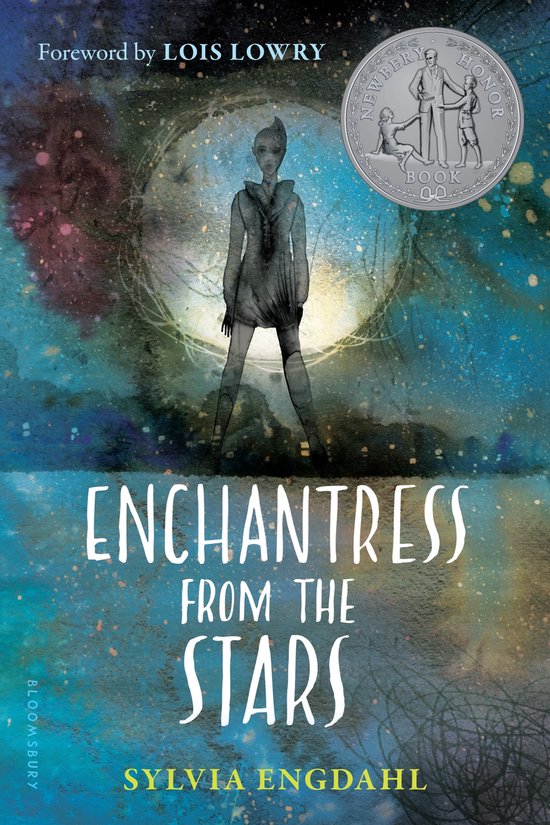 Boekomslag van 'Enchantress from the Stars' met een spookachtige figuur in het midden tegen een kosmische achtergrond. Een Newbery Honor Book.
