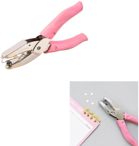 Roze perforator met metalen behuizing, inzet met perforator die gaten slaat in een notitieboekje.