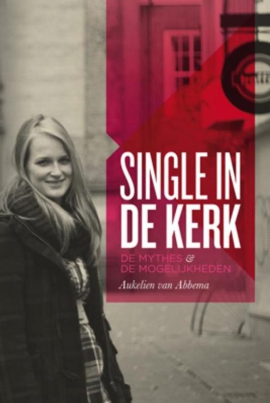 Een jonge blonde vrouw staat lachend naast een boek met de titel 'Single in de kerk'.