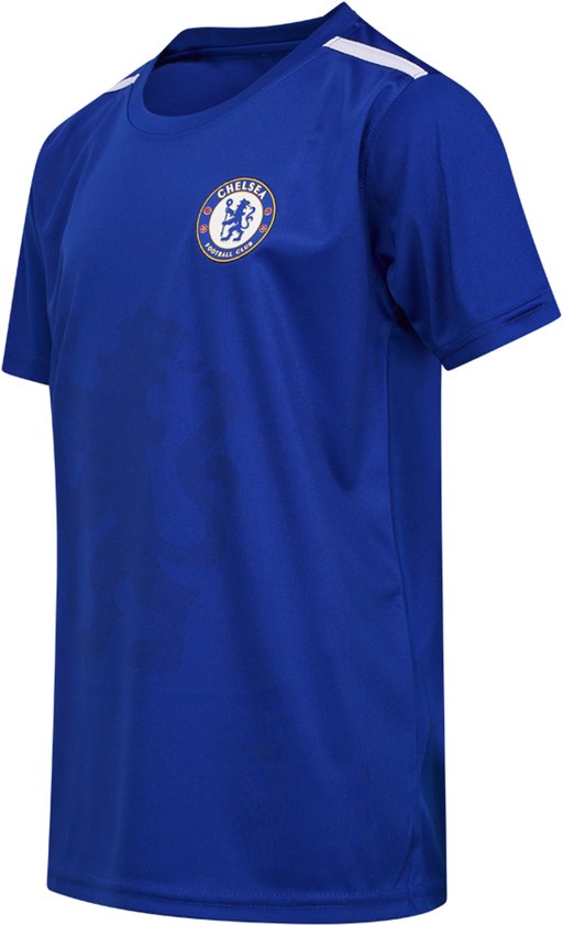 Blauw Chelsea FC kinder voetbalshirt met een leeuw print en witte schouderstrepen, gezien vanaf de zijkant.