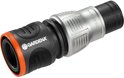 GARDENA slangkoppeling met oranje ring, zwarte details en zilverkleurige koppeling.