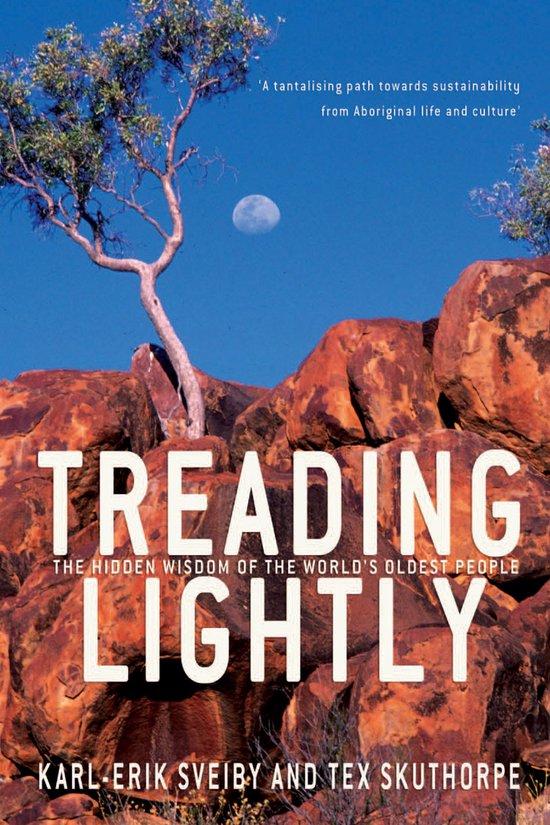 Boekomslag: Treading Lightly met rode rotsen, een boom en de maan onder een blauwe lucht.