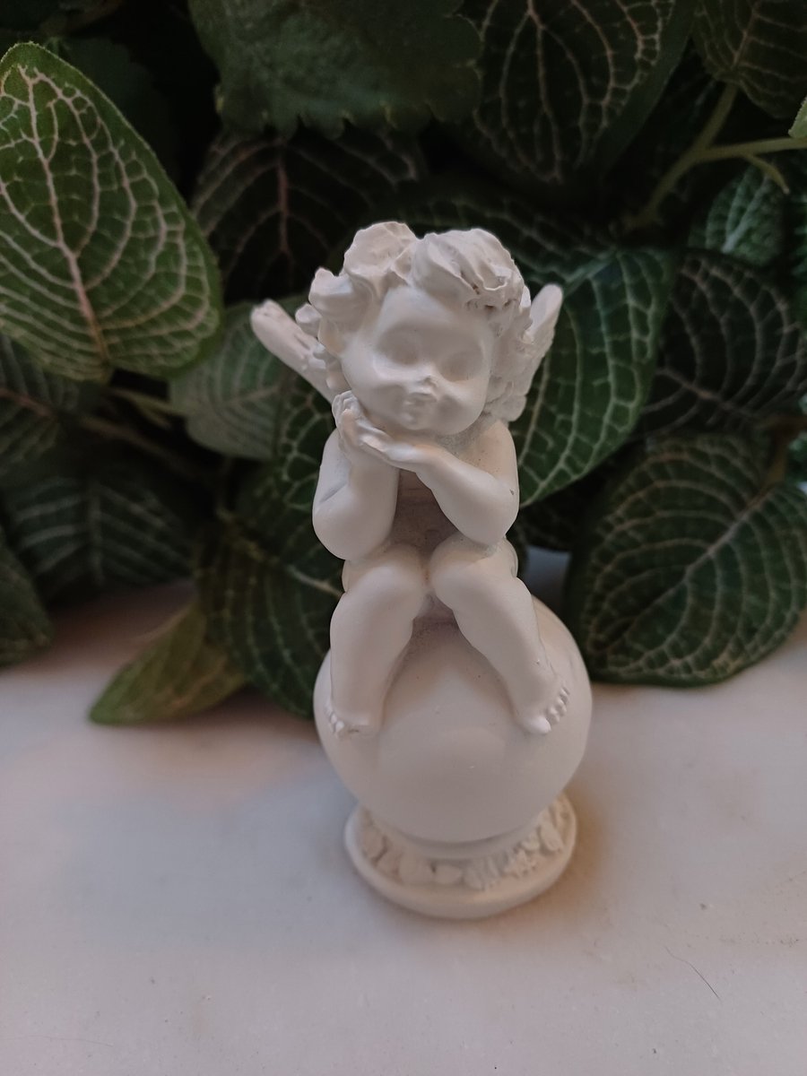 Beeld engeltje op bol 9cmHx4cmBx4cmL Polyresin