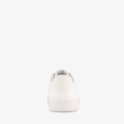 Achterkant van een witte Puma Smash sneaker.