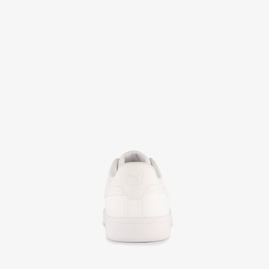 Achterkant van een witte Puma Smash sneaker.