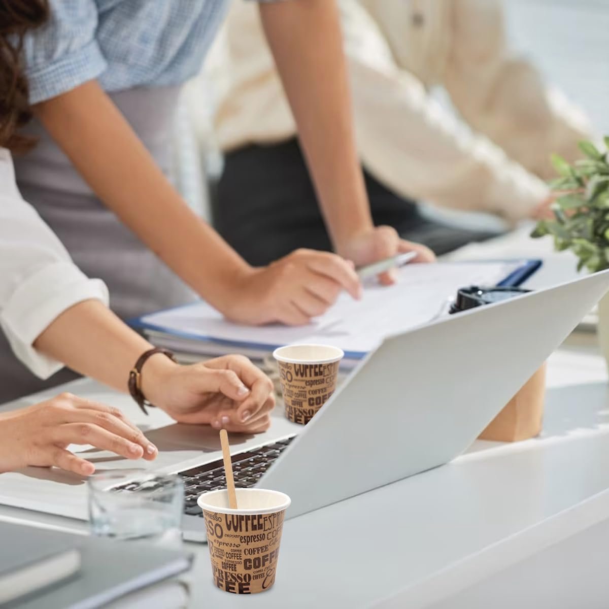 Set van 150 Herbruikbare Papieren Koffiebekers met Houten Schepjes | Ideaal voor Kantoor, Evenementen en Thuis — cadeau in Cadeau-ideeën - foto 6