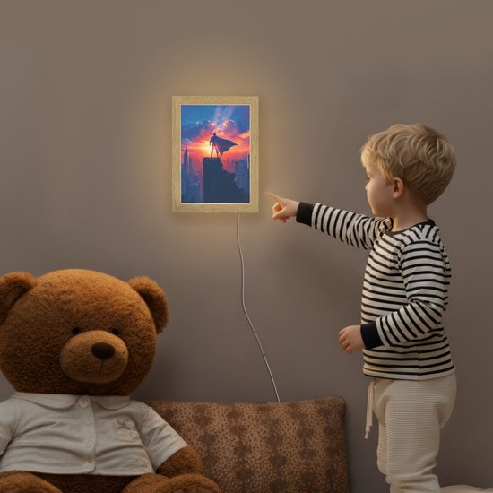 Nachtlampje 15x20 cm - Kinder lampje - Superheld - Stad - Jongens - Kleurrijk - Zon - Tafellamp kinderkamer - Slaapkamer lamp - Bedlamp kinderen - Kinderlampje stopcontact - Wandlamp babykamer - Nachtlampjes van OnlyWow — afbeelding 5