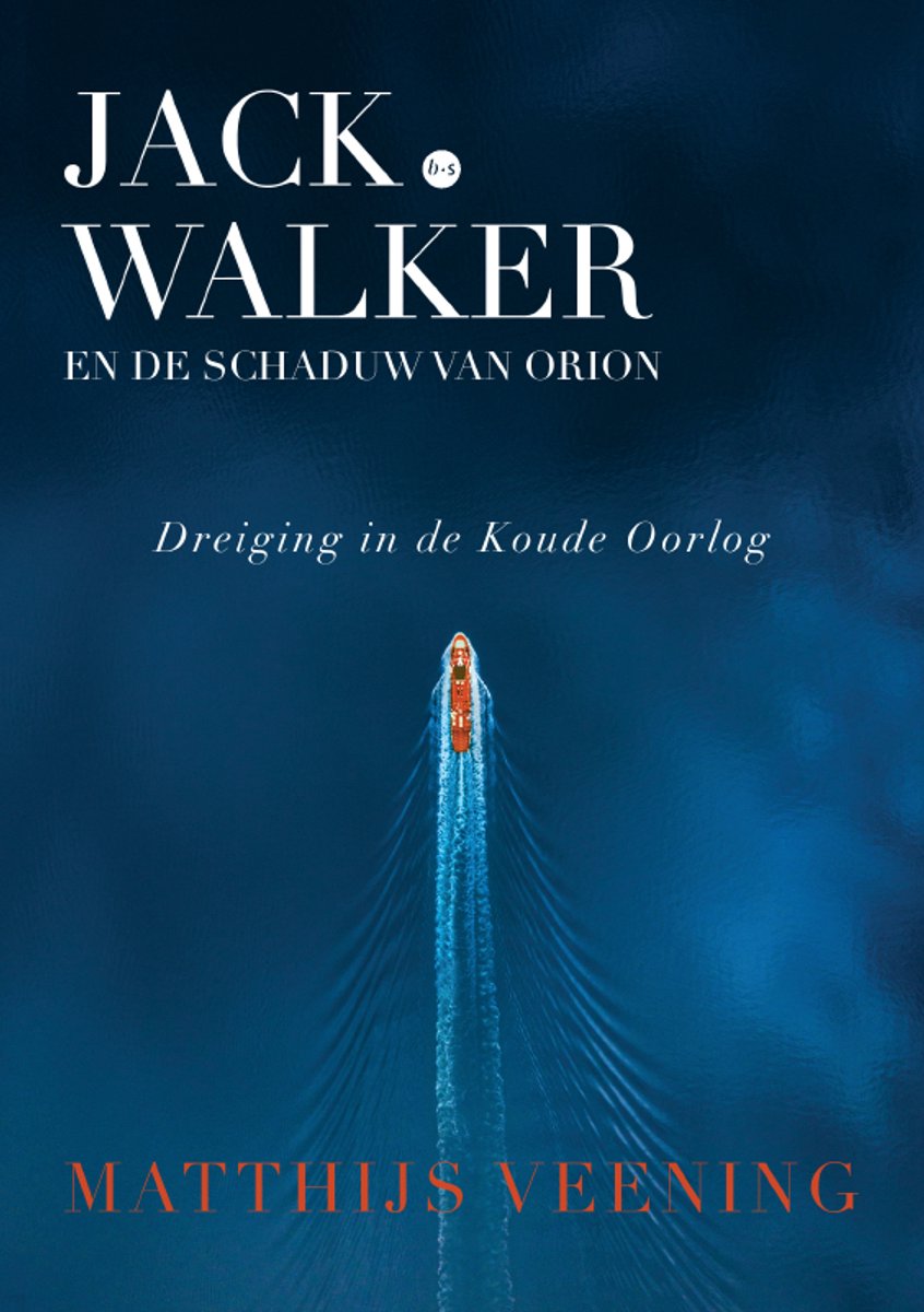 Boekomslag Jack Walker en de Schaduw van Orion. Een oranje schip vaart op donkerblauw water.