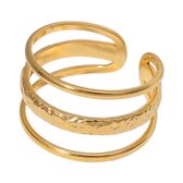 Goudkleurige ring met drie banden, waarvan één gehamerd, op een witte achtergrond.