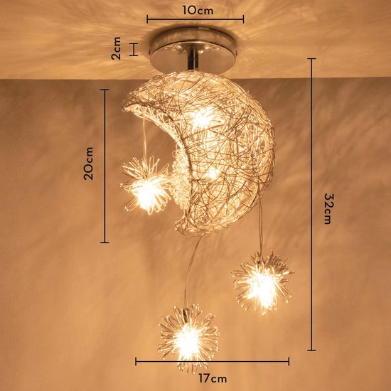 Kroonluchter in de vorm van een halve maan met draadwerk, met drie hangende stervormige lampen.