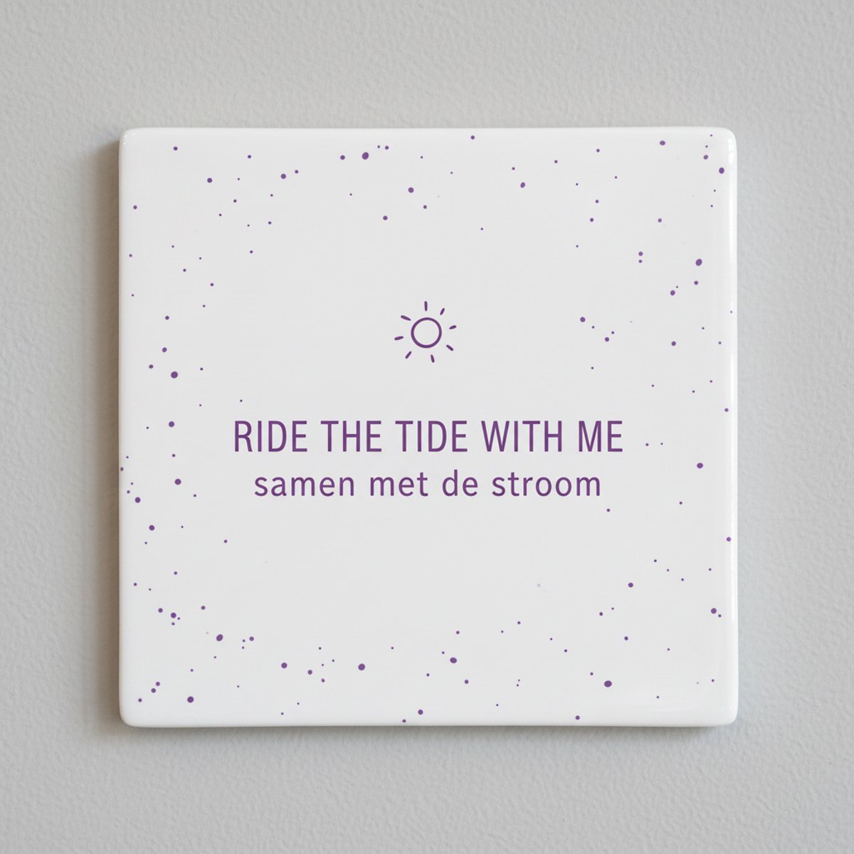 Nevolis Ride the Tide With Me – Inspirerende Quote Keramische Tegel 15 × 15 cm | Minimalistische Motiverende Woondecoratie Multi Color