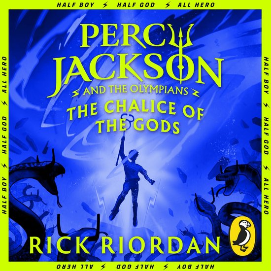 Couverture du livre 'Percy Jackson and the Olympians: The Chalice of the Gods' par Rick Riordan. Un garçon tenant un bâton en l'air, entouré de serpents.