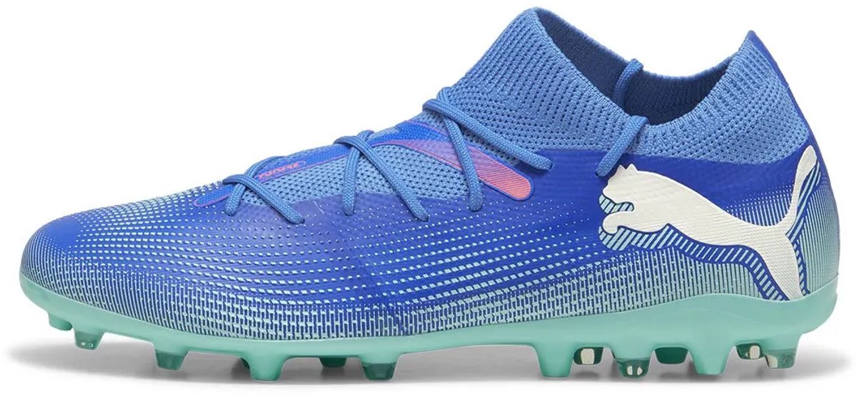 Puma Future 7 Match Mg voetbalschoenen in blauw, met een adaptief bovenwerk van breiwerk en lichtgewicht mesh. EU 46.