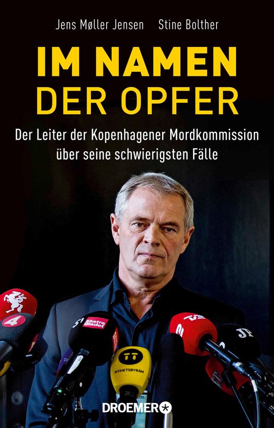 Cover van 'Im Namen der Opfer', met een man in pak voor microfoons. Tekst: 'IM NAMEN DER OPFER'.